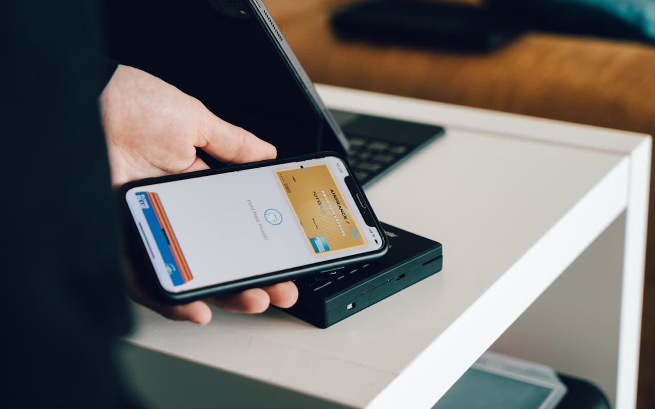 Retail & E-commerce image